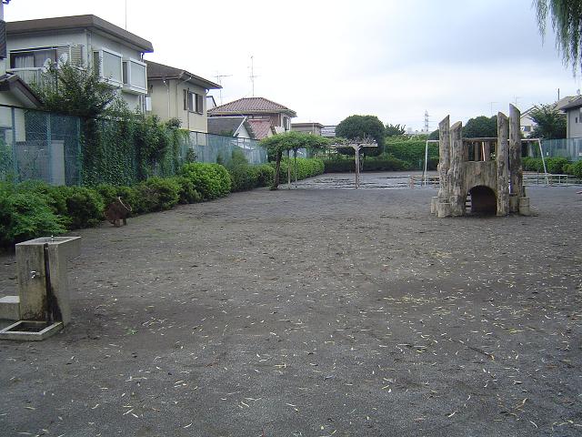 道路から見た公園